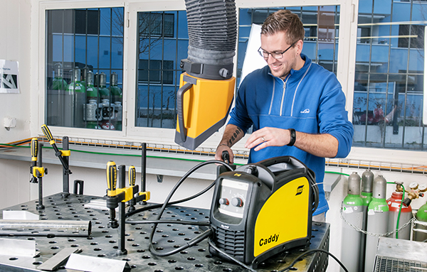 Mitarbeiter bei der Reparatur eines Schweissgeräts in der Werkstatt