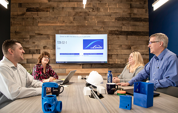 Employé(e) dans une salle de réunion