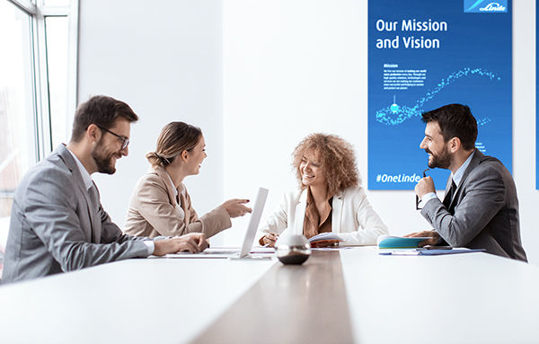 Personnes lors d'un entretien d'embauche dans une ambiance professionnelle