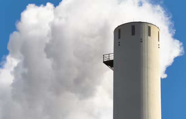 Vapeur d'eau sortant d'une tour