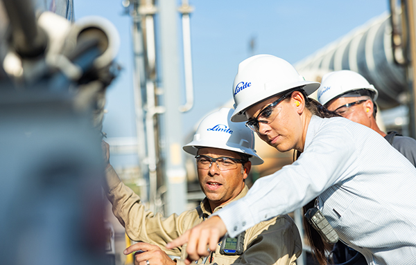 Des personnes en équipement de protection pendant une consultation