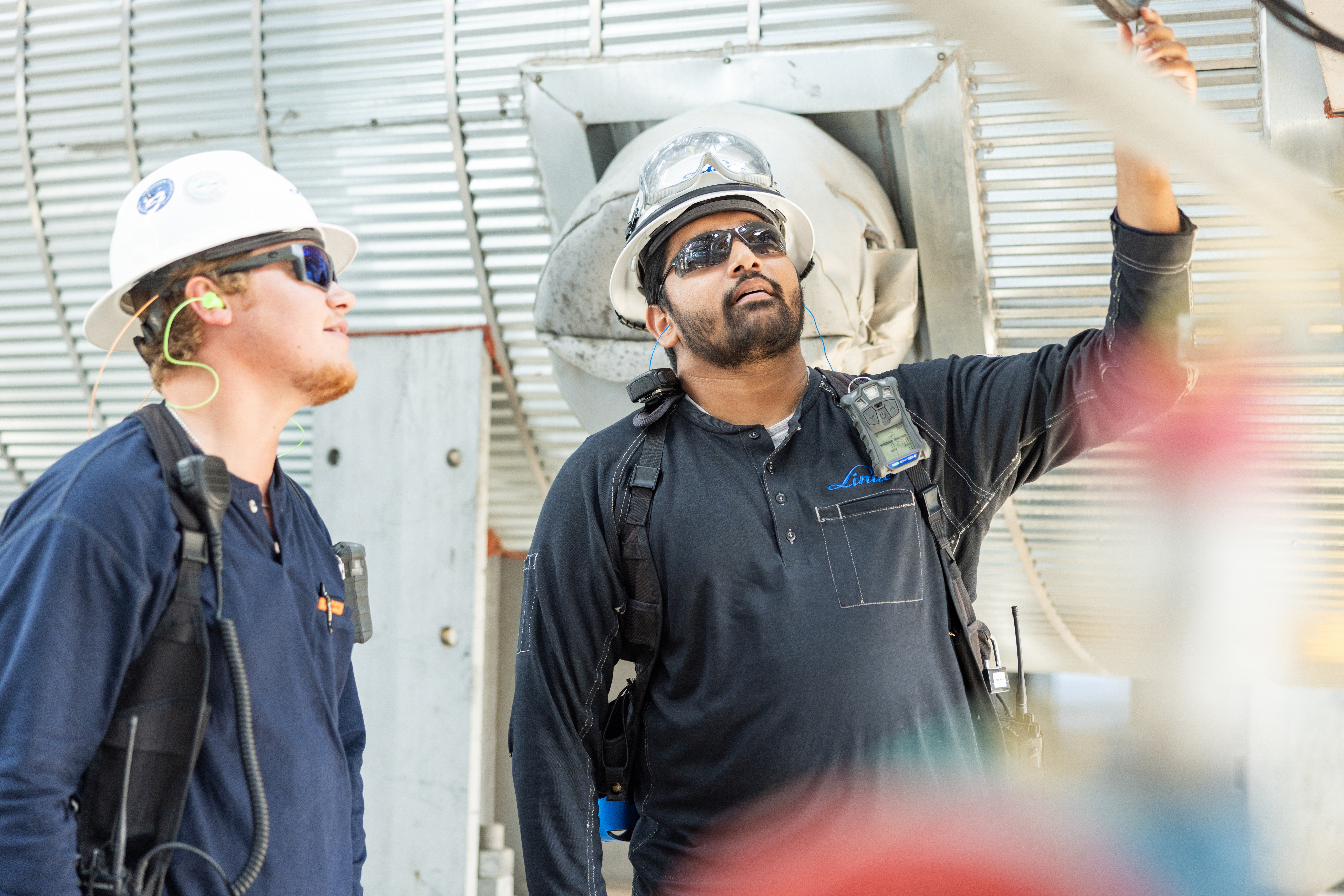 Un employé et un prestataire en discussion sur les détails du travail dans l'usine