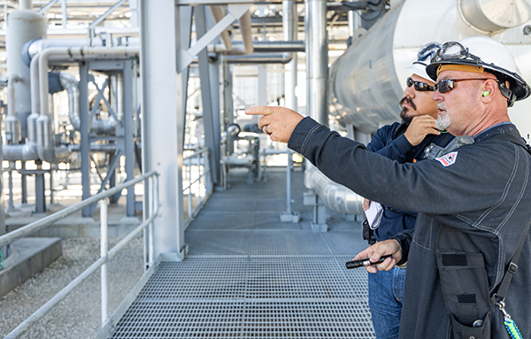 Des personnes en réunion pour un service industriel