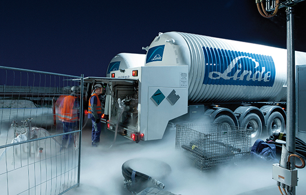 Employé derrière deux camions pour l'inertage