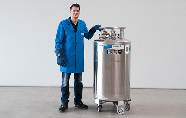 Employé avec un récipient cryogénique sous pression