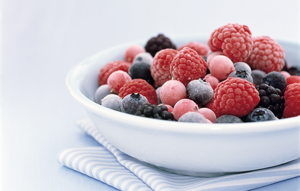 Schüssel mit gefrorenen Beeren