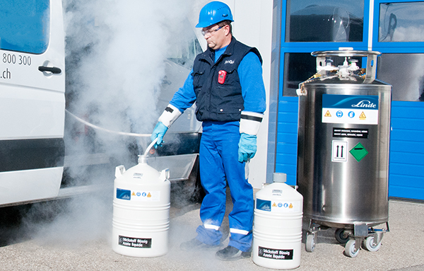 Employé livrant du gaz