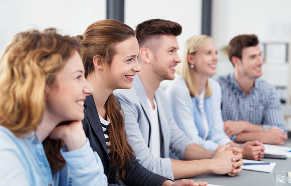 De jeunes personnes pendant une formation