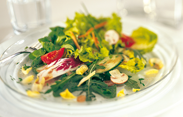 Salade dressée sur une assiette