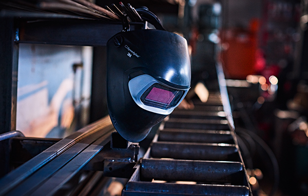 Accessoires de soudage comme des électrodes, des torches et des équipements de protection sur un établi dans l'atelier