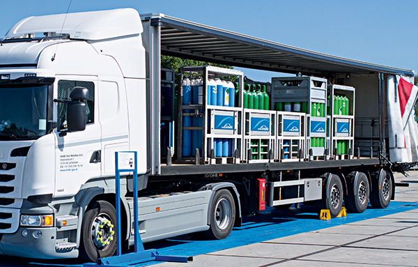 Un camion avec une cargaison de bouteilles de gaz