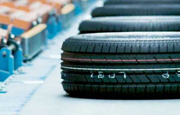 Vulcanisation de pneus de voiture dans une machine spéciale