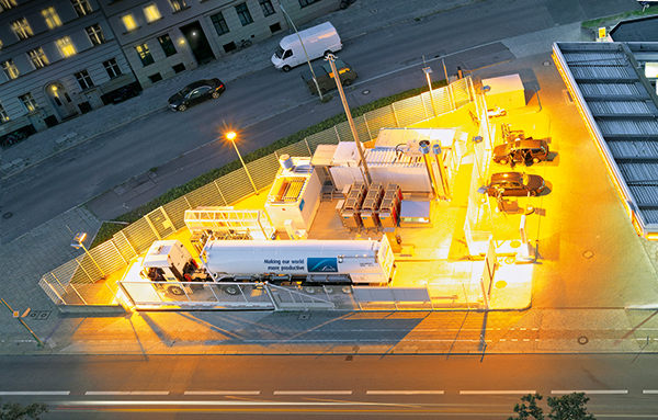 Camion fait le plein à une station de ravitaillement en hydrogène