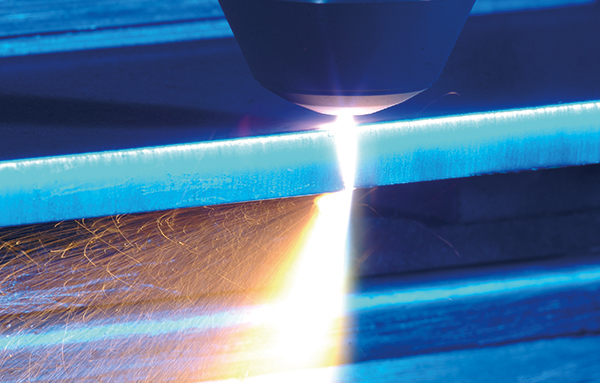 Plasmaschneidstrahl beim durchtrennen einer dicken Metallplatte