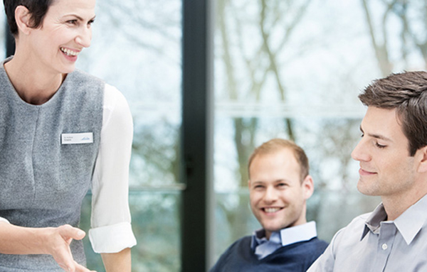 Réunion professionnelle avec un groupe de personnes dans un environnement formel, symbolisant la collaboration et l'échange d'idées