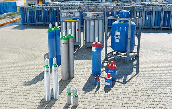 Femme avec un casque inspectant une installation gazière
