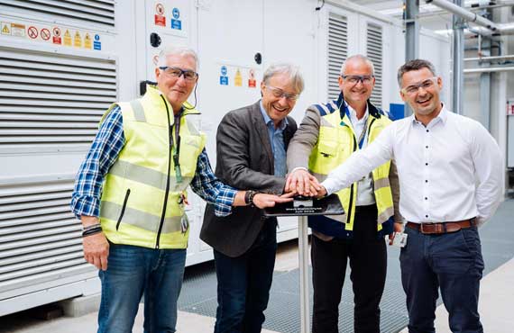 Gruppenbild mit 3 Personen zur Inbetriebnahme der Wasserstoffanlage in Villach