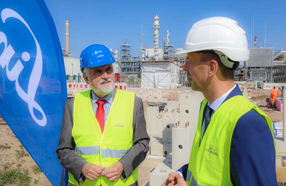 Gruppenbild mit 2 Personen vor Baugrube