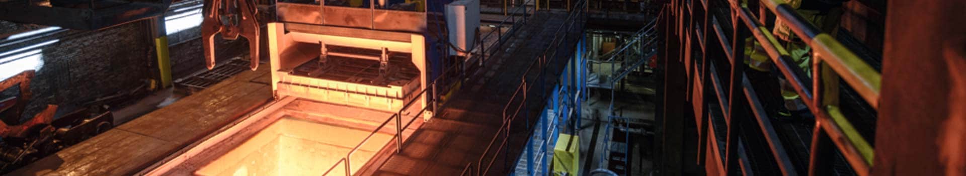 Abbildung einer Lagerhalle mit Stahlgeländer