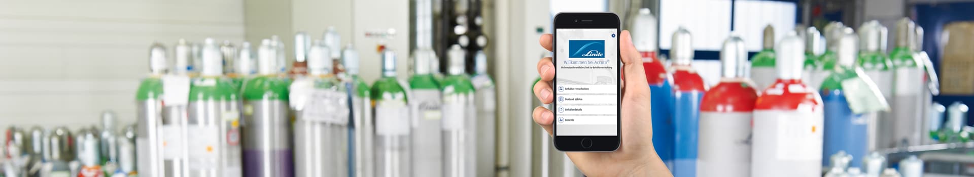 Handy Bildschirm mit Abbildung von Accura Dashboard und im Hintergrund Gasflaschen