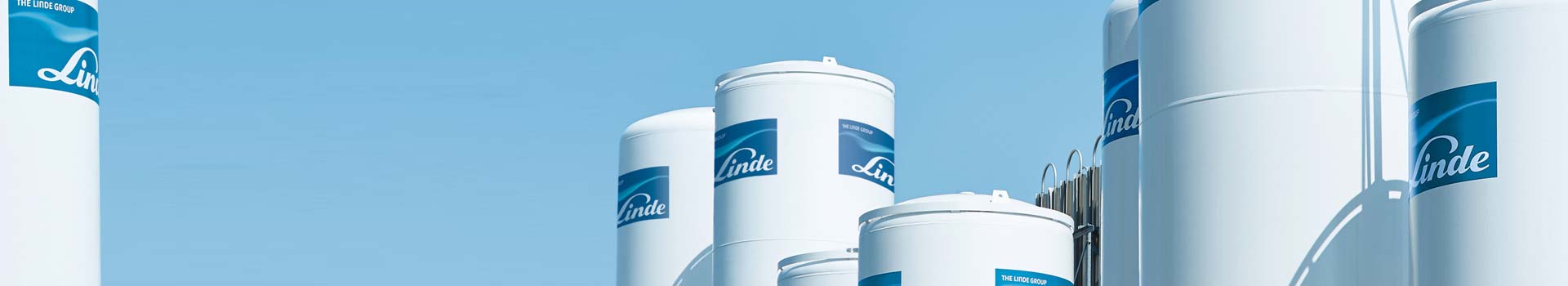 5 weiße Gas-Tanks mit Linde Logo