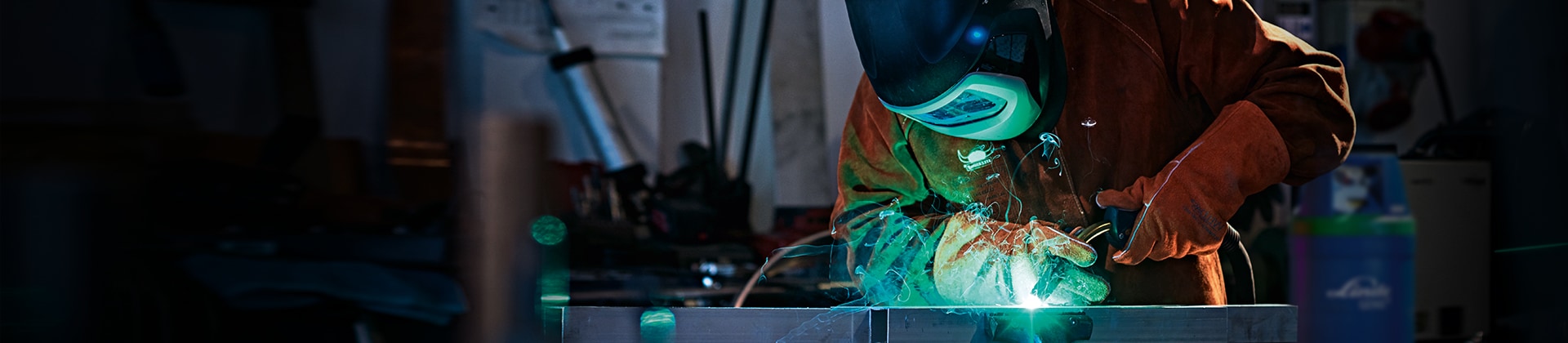 um homem que está soldando