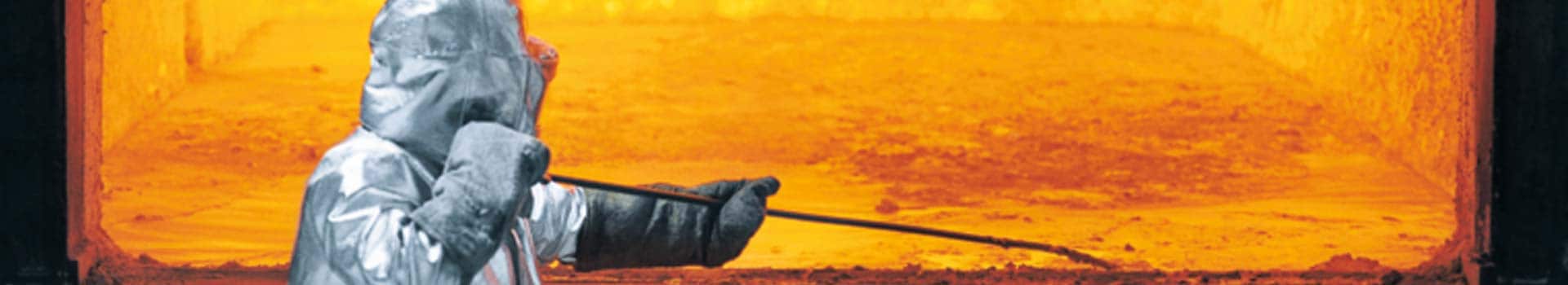 Brennlanze mit lavaähnlicher Flüssigkeit im Hintergrund