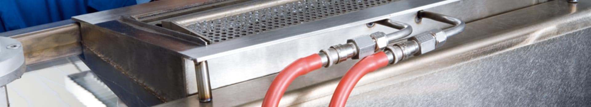 Zwei angeschlossene, rote Schläuche