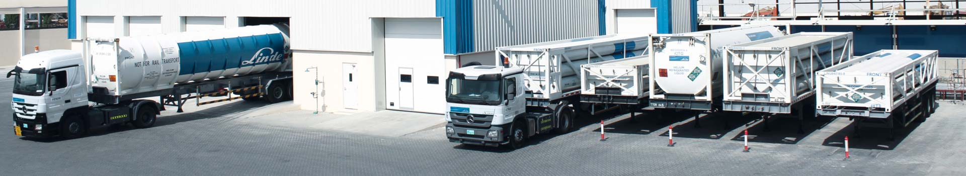 LkWs mit gasförmigem Wasserstoff in Rohren auf dem Auflieger