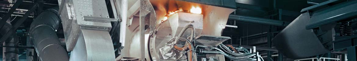 Industrielles Gerät mit Rohren und Trichter