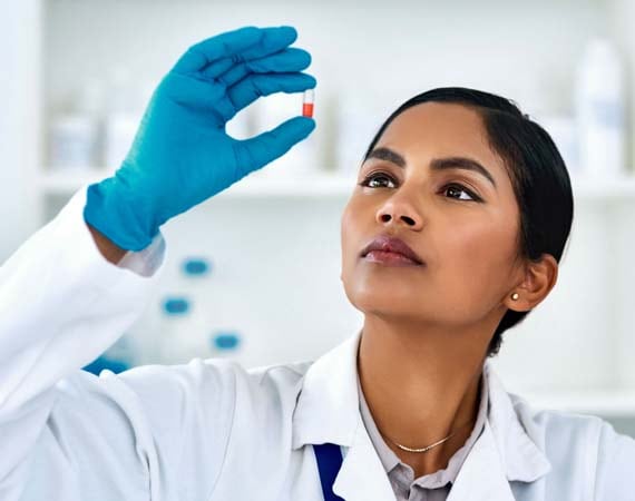 Frau mit Tablette in der Hand