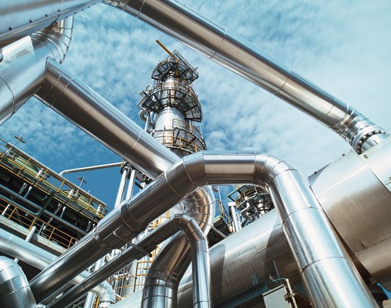 Abbildung von Rohren an einem Industriegebäude