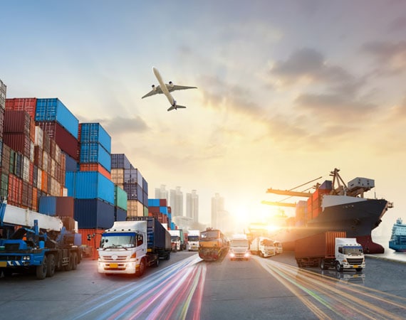 Bild eines Schiffscontainerplatzes mit unterschiedlichen Transportmitteln