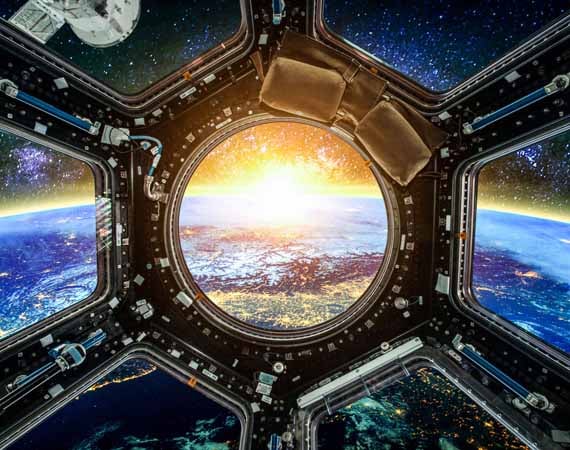 Ausblick aus dem Weltall auf die Erde aus einem Space Shuttle mit Bullauge