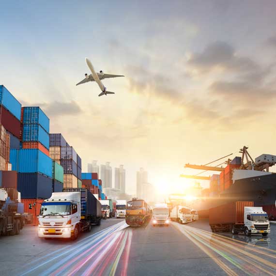 Bild eines Schiffscontainerplatzes mit unterschiedlichen Transportmitteln