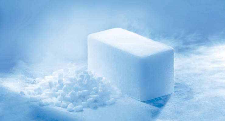 Abbildung von Trockeneis in Form eines Blocks auf hellblauem Hintergrund