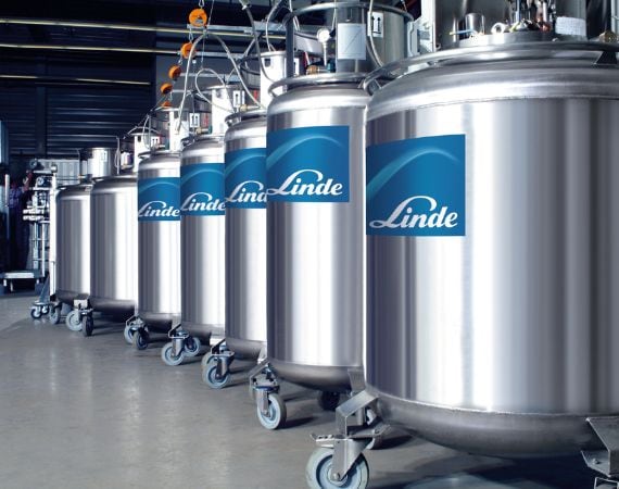 Abbildung mehrere Helium Kannen mit Linde Logo