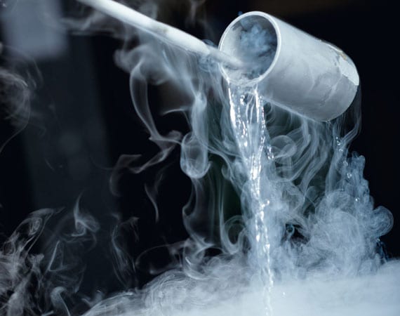 Flüssiger Stickstoff wird aus Kelle geschüttet