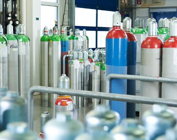 Darstellung diverser Stahl Gasflaschen mit unterschiedlichen Schulterfarben