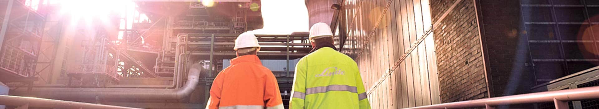 Person mit gelber Linde-Warnweste und weißem Sicherheitshelm