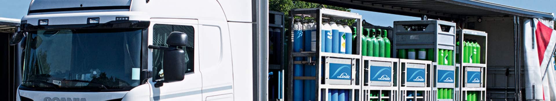 LKW mit einer Ladung Gasflaschen