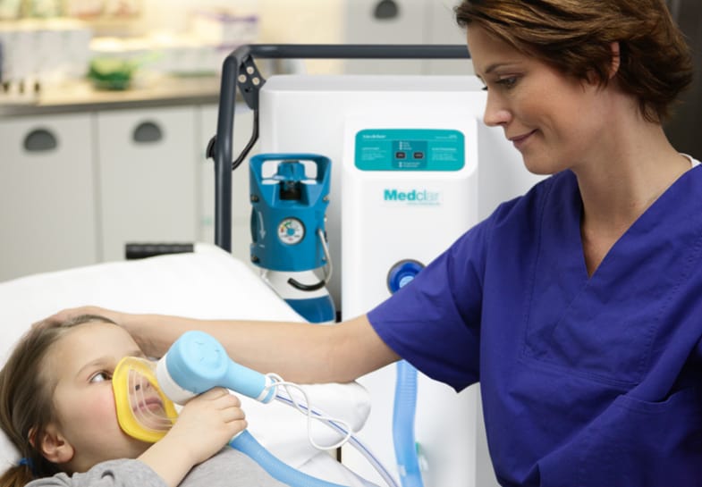 infirmière avec un enfant patient
