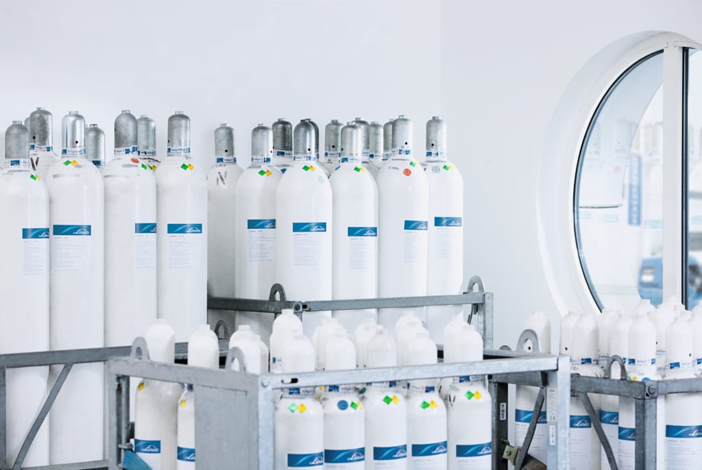 Witte cilinders in rekken