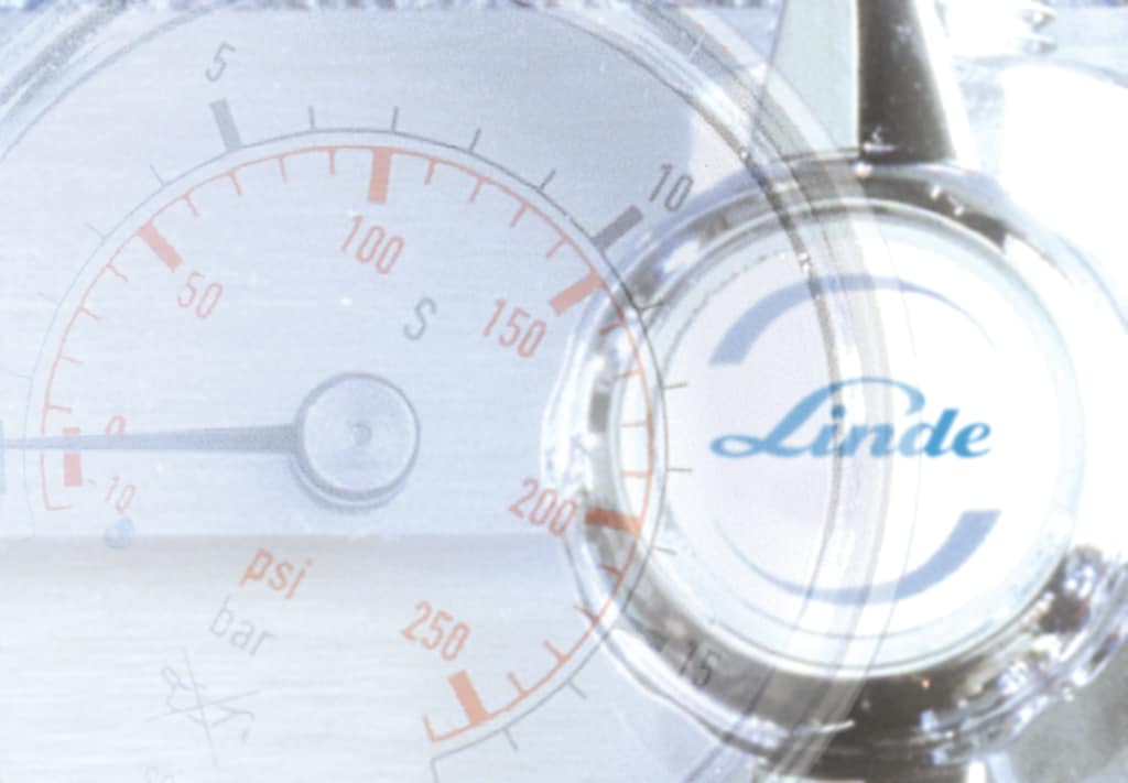 Manometer doorzichtig met daarachter het Linde logo