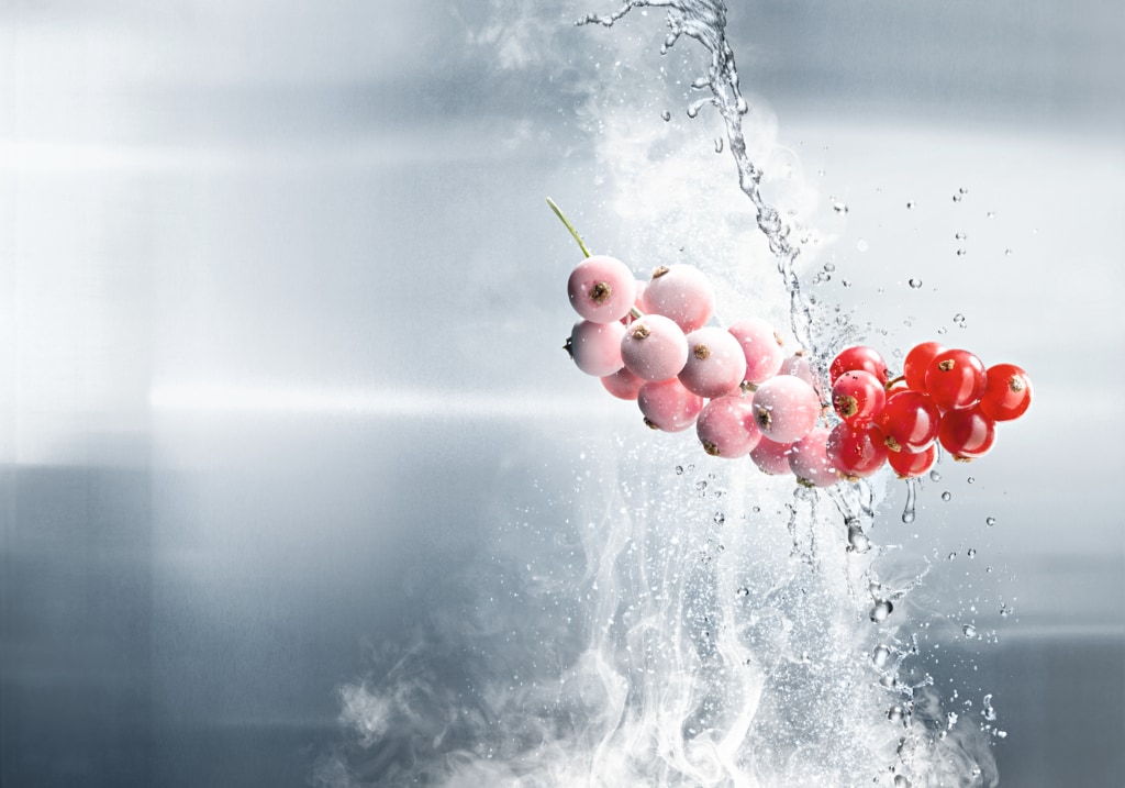 Foto van half bevroren bessen met  water en stoom