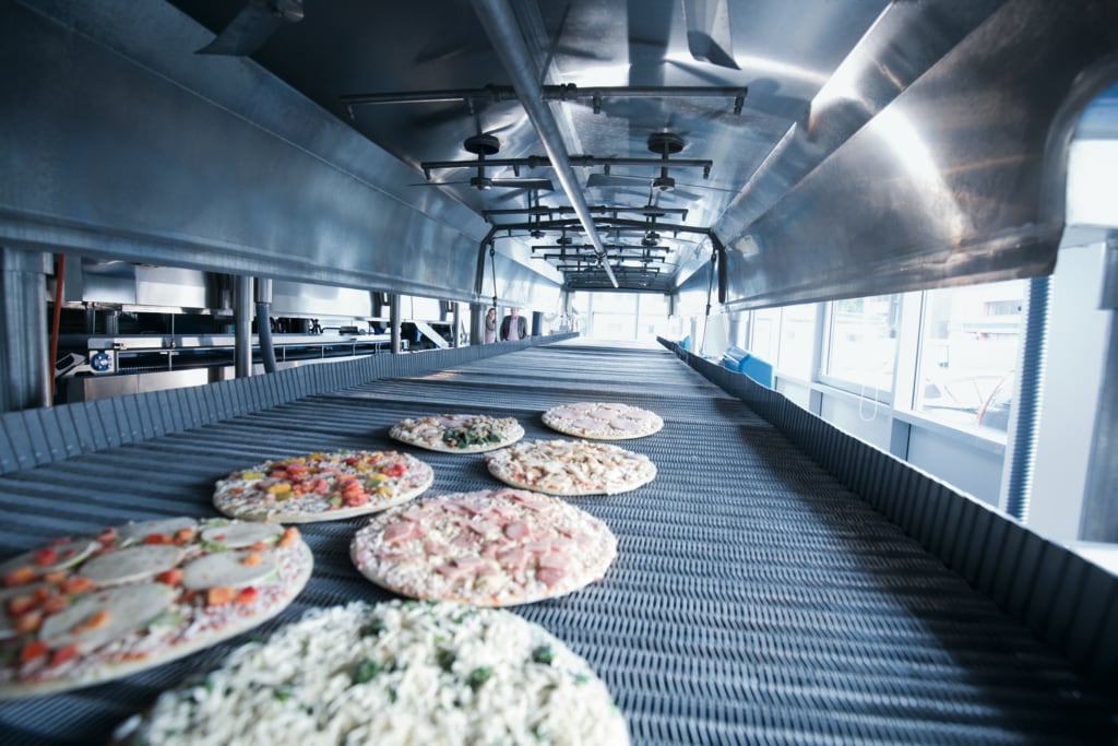 Bevroren pizza's in een cryogene vriezer