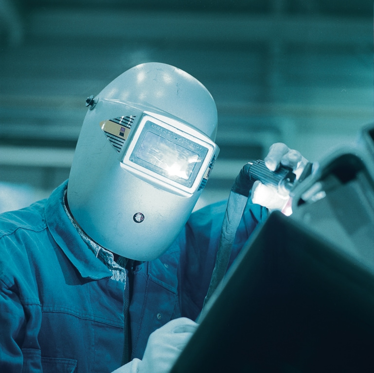 Foto van een man met een lashelm op