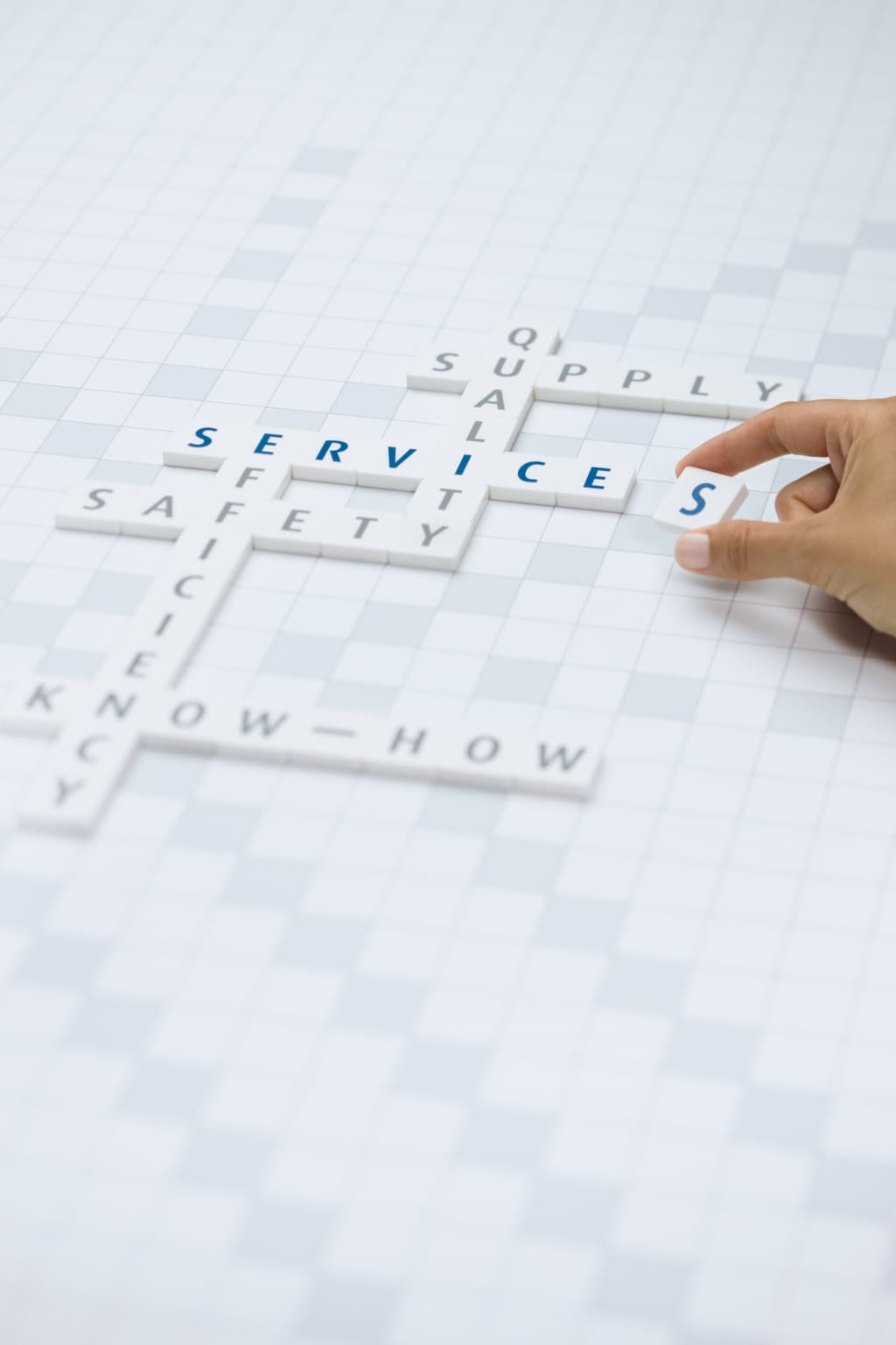 Scrabble met het woord services in donkerblauw
