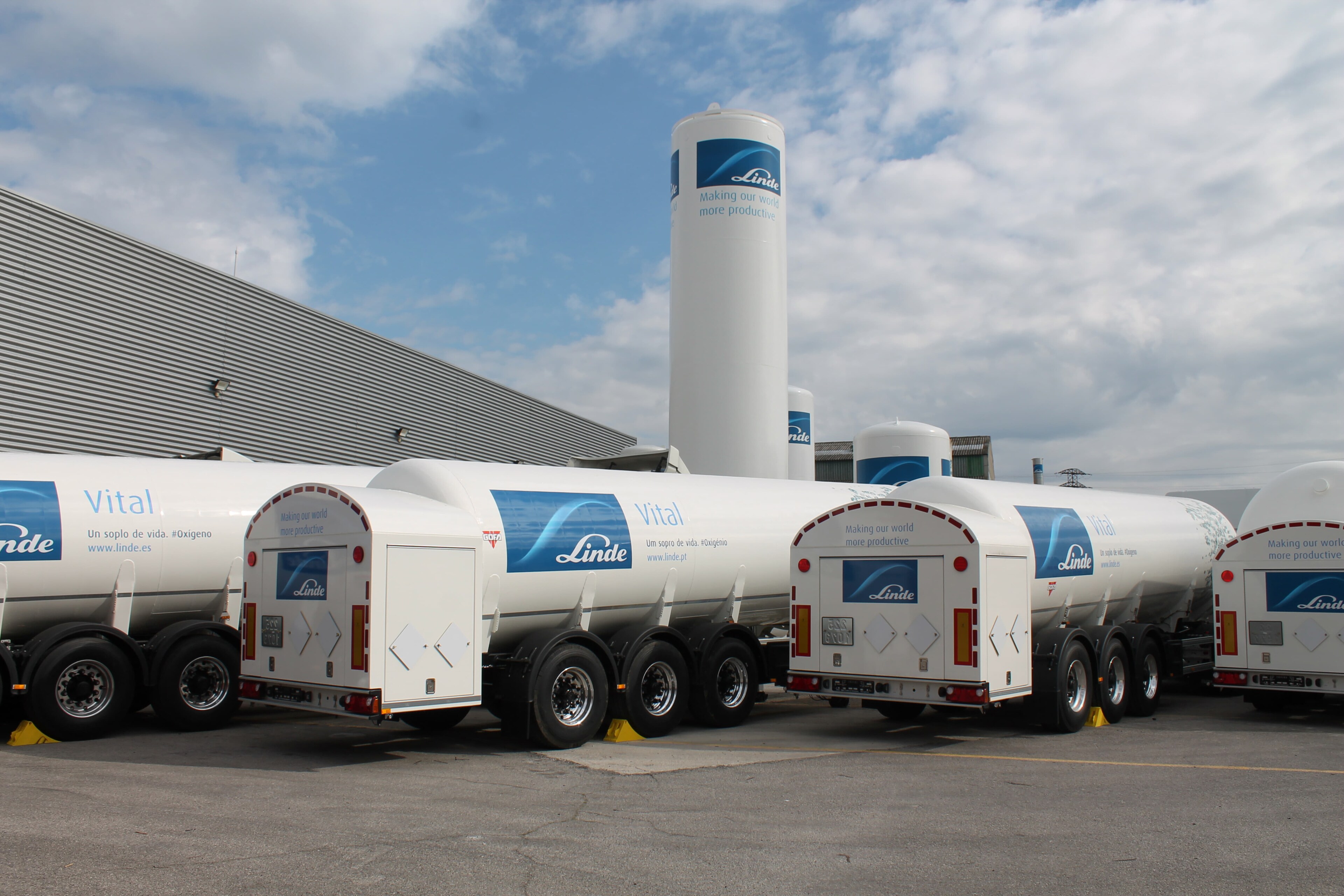 Cryogenic tankers delivering liquid gas to bulk storage vessels