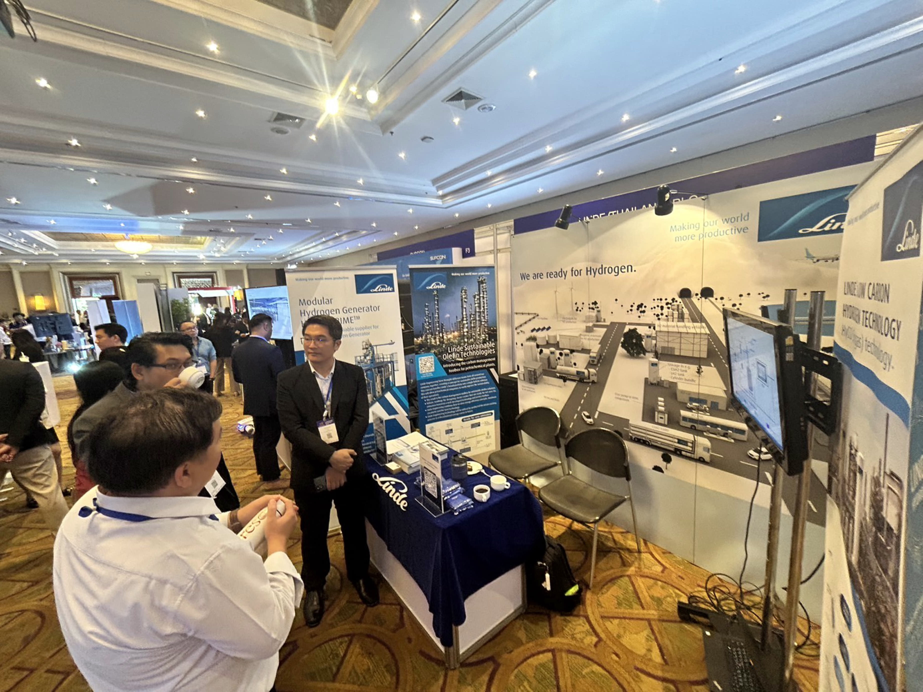 ผู้เข้าร่วมงานเยี่ยมชมบูธ Linde ในงาน TNChE Asia 2024